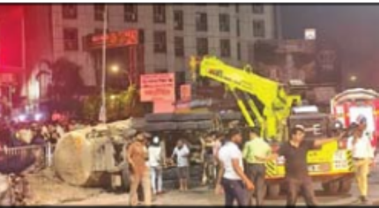 नवले पुल क्षेत्र में सीमेंट मिक्सर पलटने से टू-व्हीलर सवार की माैत